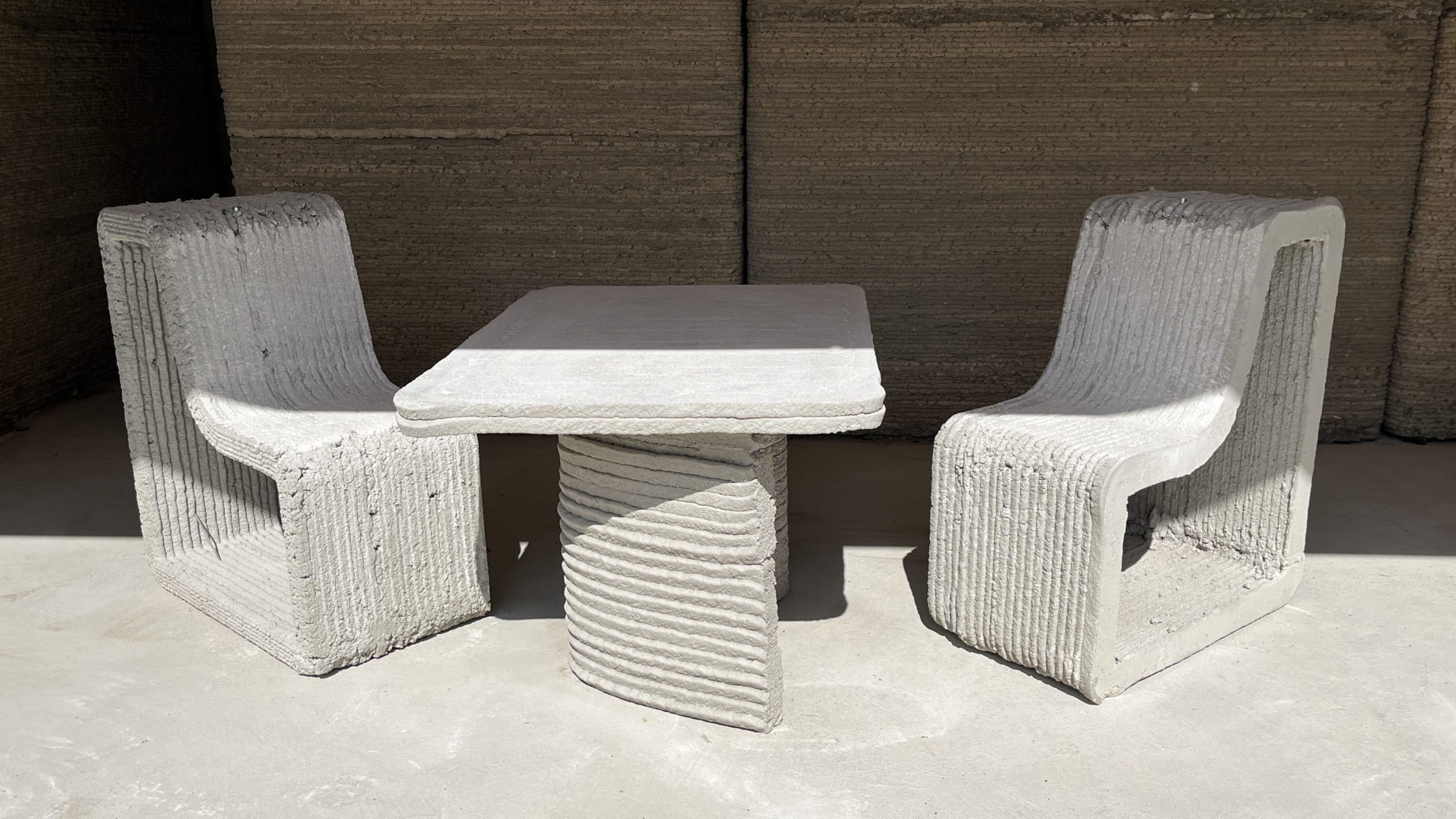 Tisch und Stuhl aus Beton